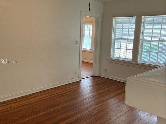 3rd image of 315 Eucalyptus St