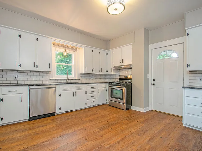 62 Caroline Pl NE — Photo 1