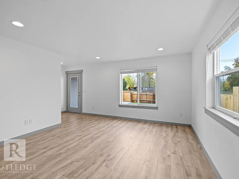 347 Lozier Ln — Photo 10