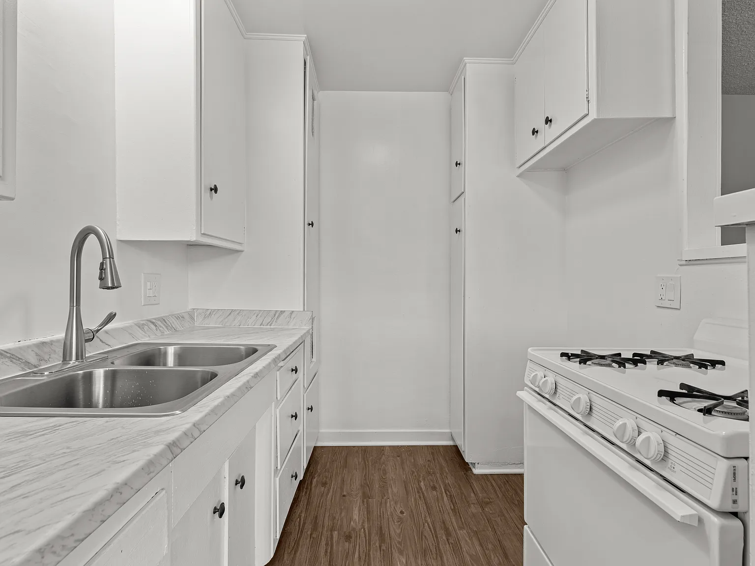 Tropicana Apartments — Photo 2