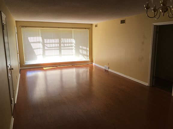 2nd image of 4400 Poplar Ave APT 33