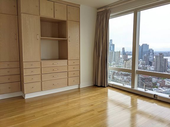 4th image of 25 Columbus Cir #54E