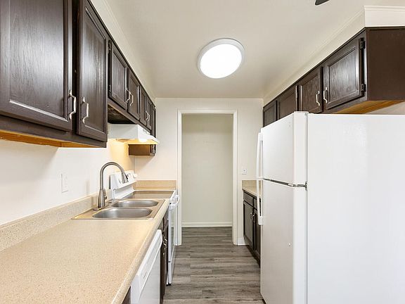 3rd image of 1150 S Allison St #2B-1Ba-700Sqft