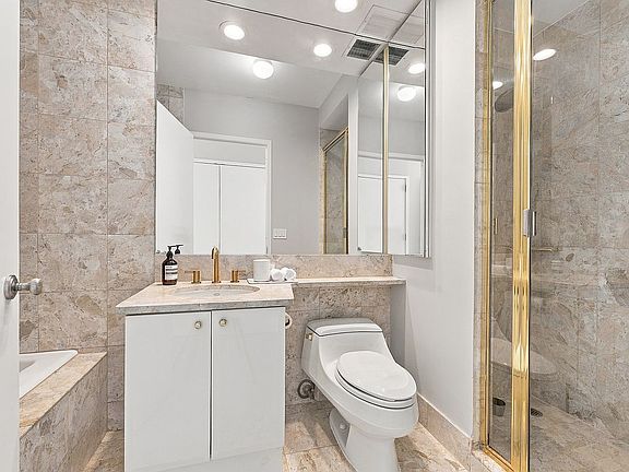 4th image of 200 Riverside Blvd APT 25E