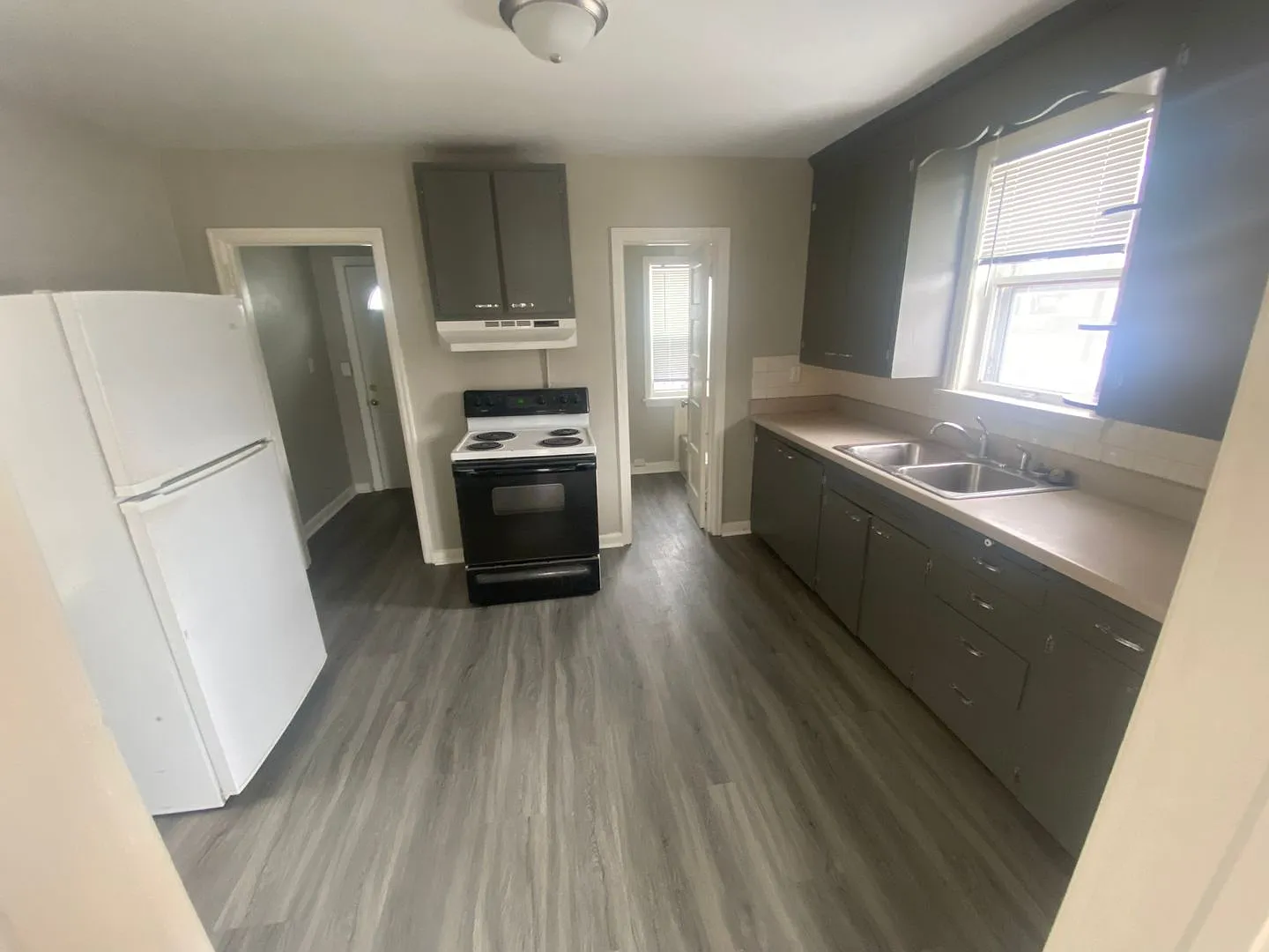 Available August 3th - 2 + Bed 1 Bath Renovated Home On Corner Lot — Photo 4