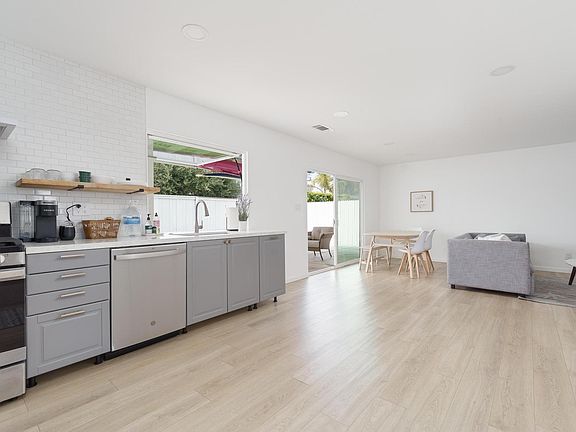 2nd image of 2583 Bayshore Ave