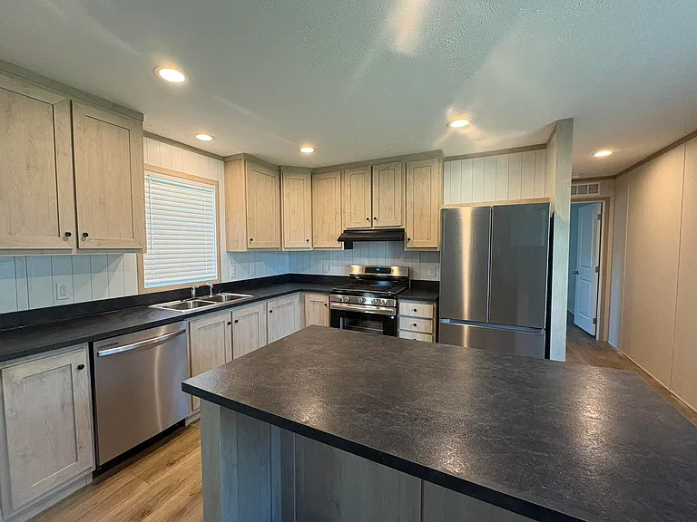 436 Selkirk Dr — Photo 2