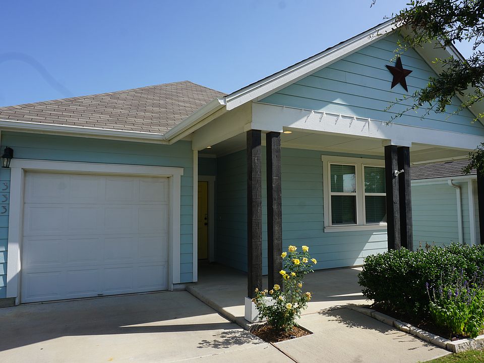 Attractive outside appearance! A driveway and a garage!