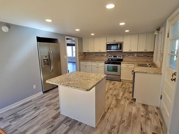 4th image of 1124 Spruce Dr