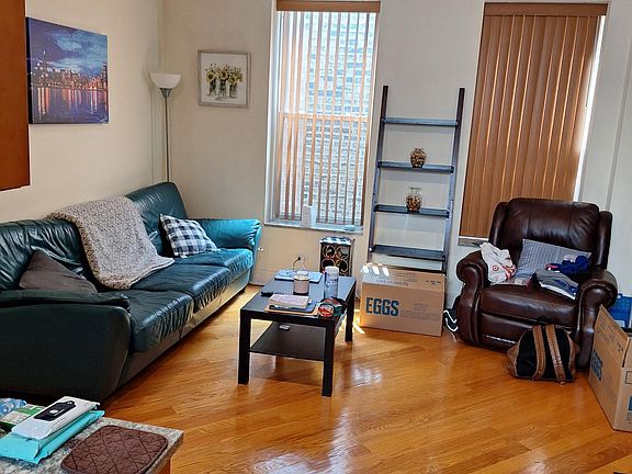 3rd image of 1112 N Hermitage Ave #3E