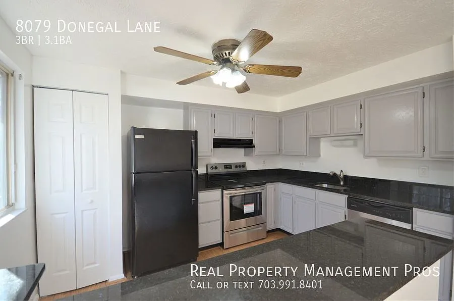 3 Level Townhouse in the heart of Springfield! — Photo 4