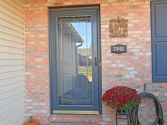 3rd image of 7901 Ravenwood Ln