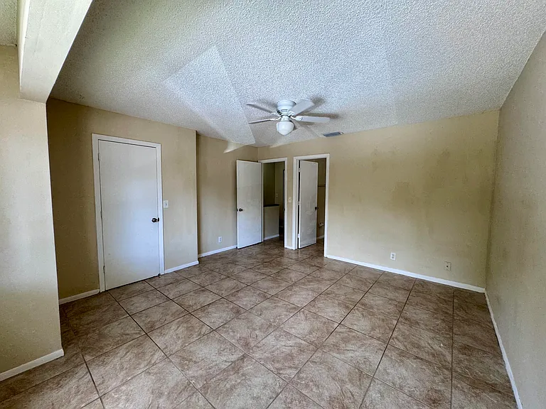704 Riverside Dr — Photo 14