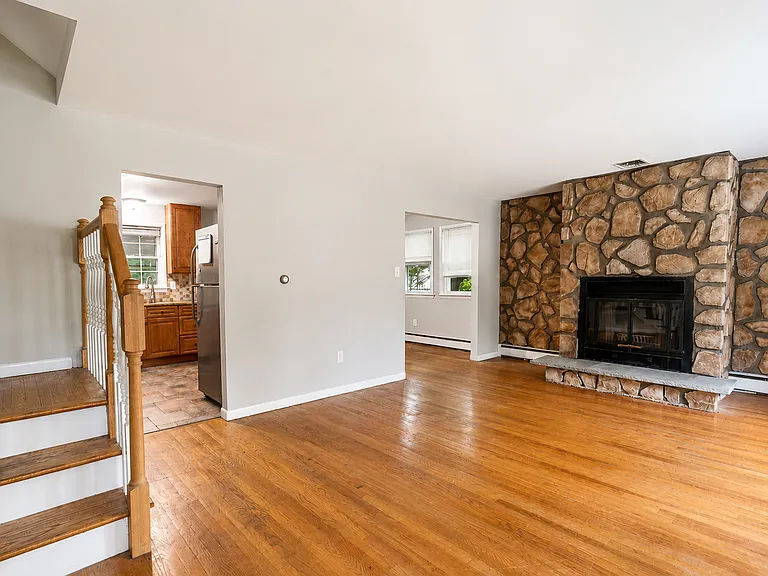 225 Claflin Ave — Photo 5