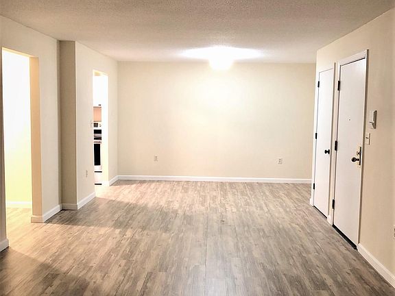2nd image of 5 Autumn Leaf Dr APT 21