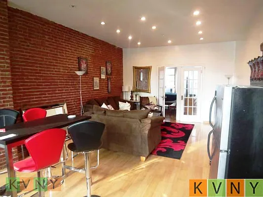 Rented by KVNY Soho | media 26