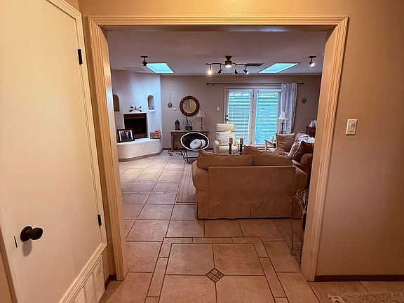 2nd image of 907 Yucca St