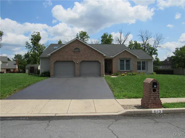 613 Firethorn Dr, Douglassville, PA 19518