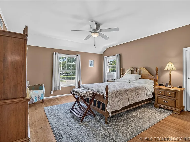 1525 Hillcrest Dr — Photo 32