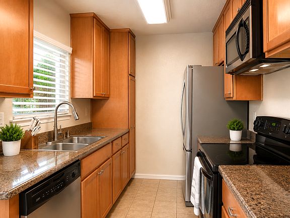 5th image of 1000 Estes St Unit 13