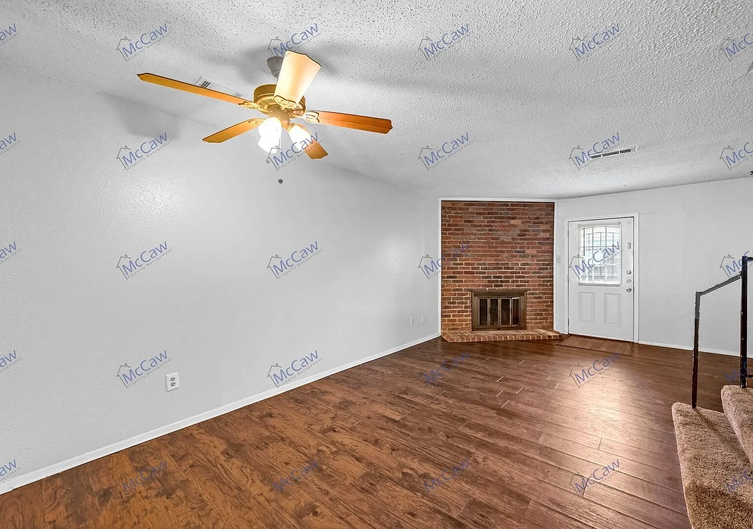 Great 2 Bed/Bath1.5 Townhome in Dallas! — Photo 3