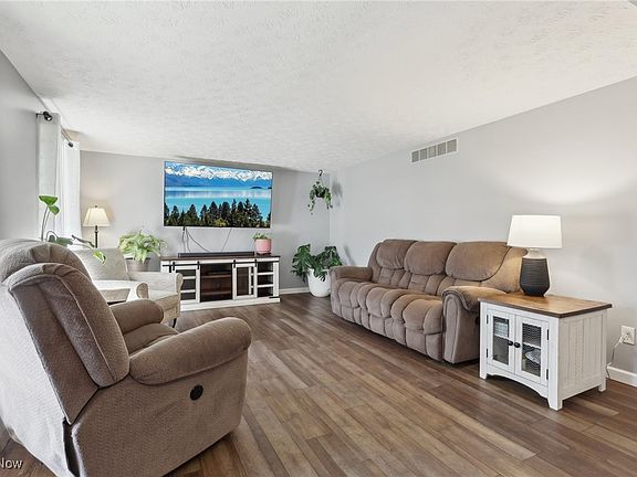 5th image of 3140 Meanderwood Dr