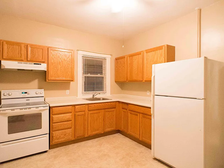 1240 Broadway N #2 — Photo 5