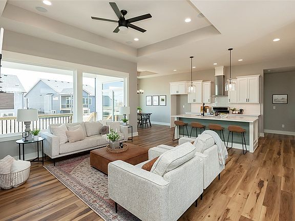 5th image of 729 NE Country Meadow Dr