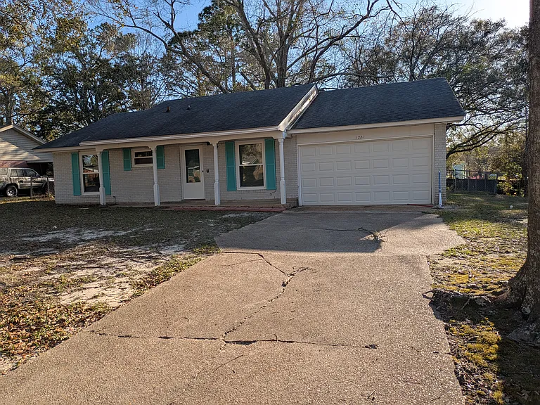 1221 Wellington Ln — Photo 2