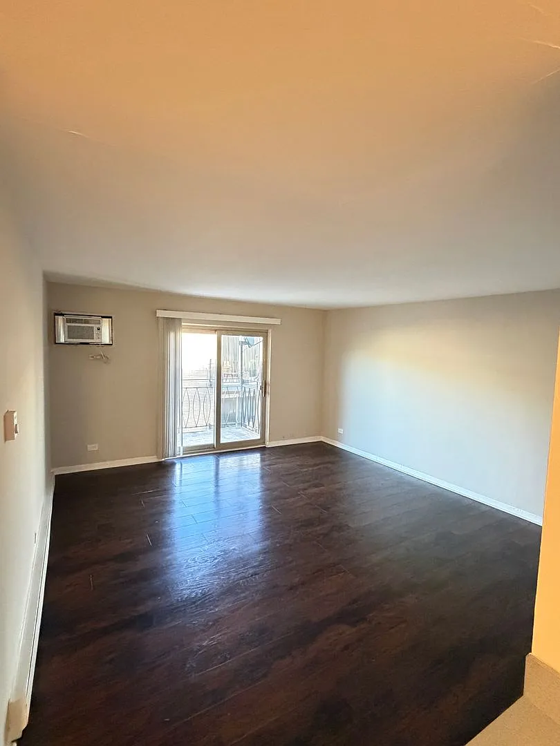 1 Bed One Bath In Downtown Forest Park — Photo 4