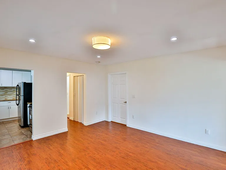 141 N New Hampshire Ave — Photo 4