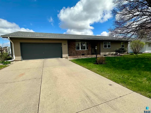 309 E Fairway Dr, Luverne, MN 56156