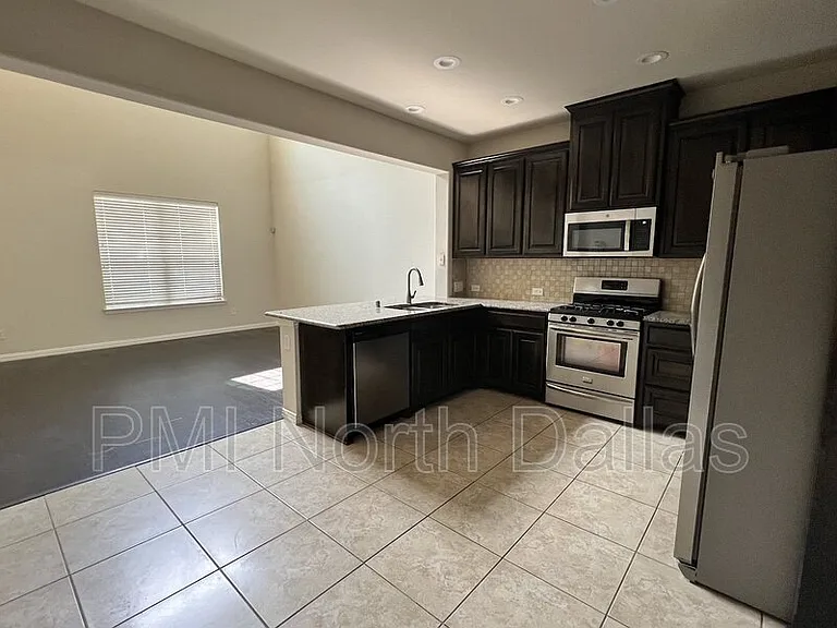 532 S Greenville Ave — Photo 4