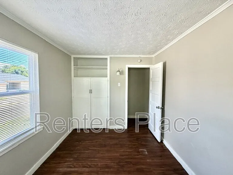 200 E 6th St — Photo 12