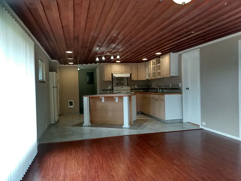 1008 Stockwell St — Photo 2