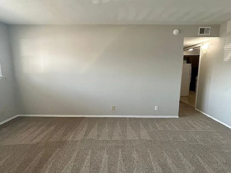 915 N 48th Ave — Photo 2