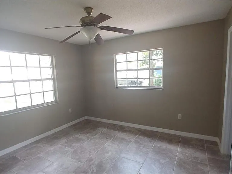 5725 SE 3rd Pl — Photo 3