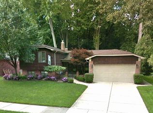 3677 Sandburg Dr, Troy, MI 48083