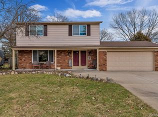 628 E Oxhill Dr, White Lake, MI
