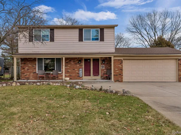 628 E Oxhill Dr, White Lake, MI 48386