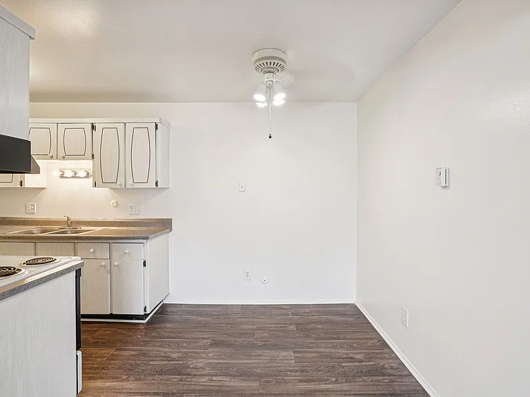 Outer Drive Manor Apartments — Photo 42