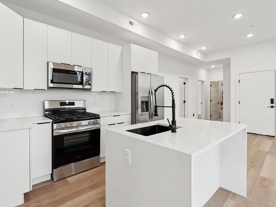 1st image of 136-40 E Cumberland St #2