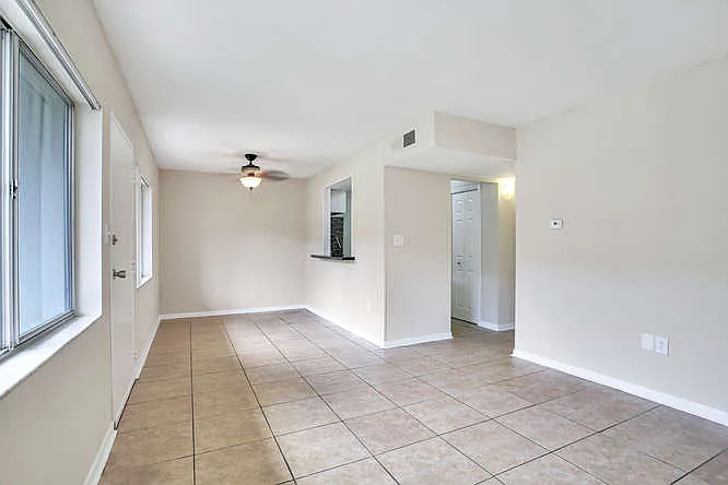 Chateau Apartments — Photo 40