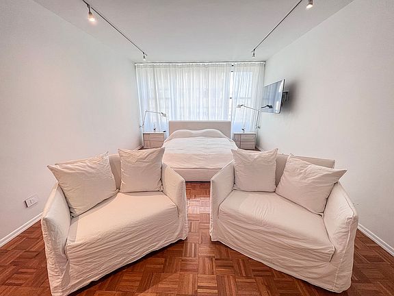 4th image of 117 E 57th St #34F2