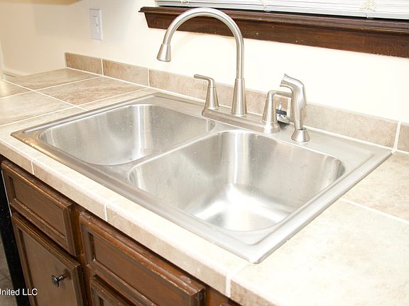 4th image of 5330 Brookhollow Dr