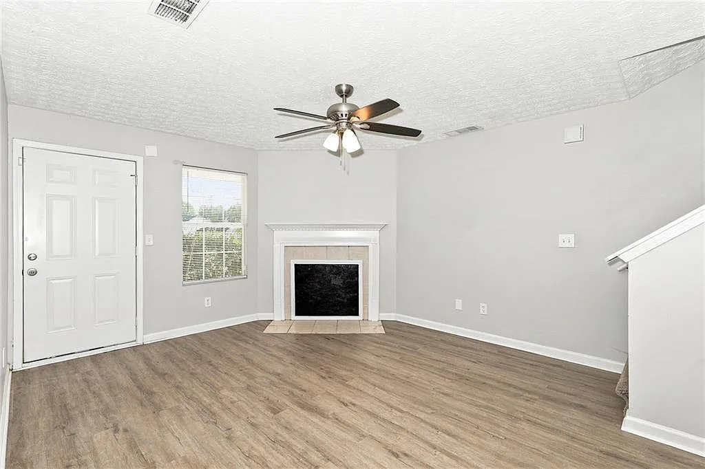 3 bed, 2.5 bath, 1560 sqft, $1,710 — Photo 3
