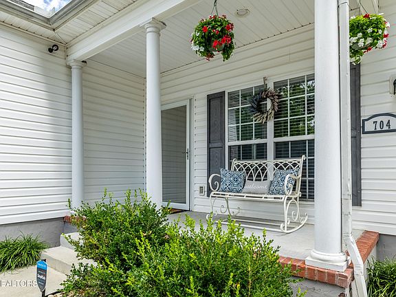 3rd image of 704 Centeroak Dr