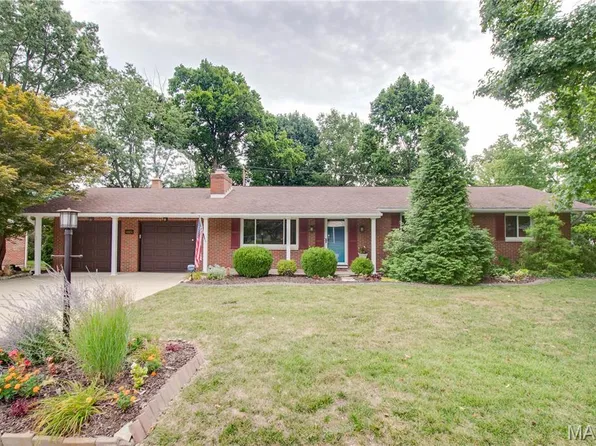 4805 Chateau Dr, Godfrey, IL 62035