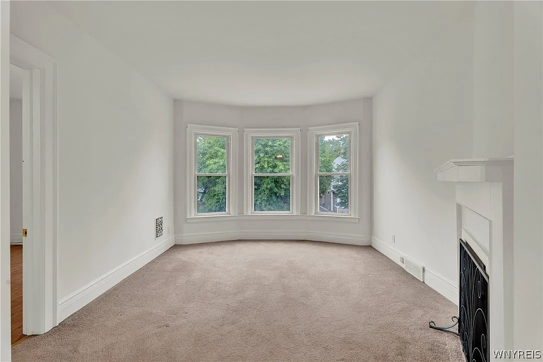 3 bed, 1.0 bath, 1208 sqft, $1,600 — Photo 3