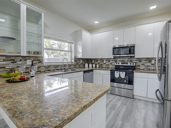 4th image of 10956 NW 73rd St